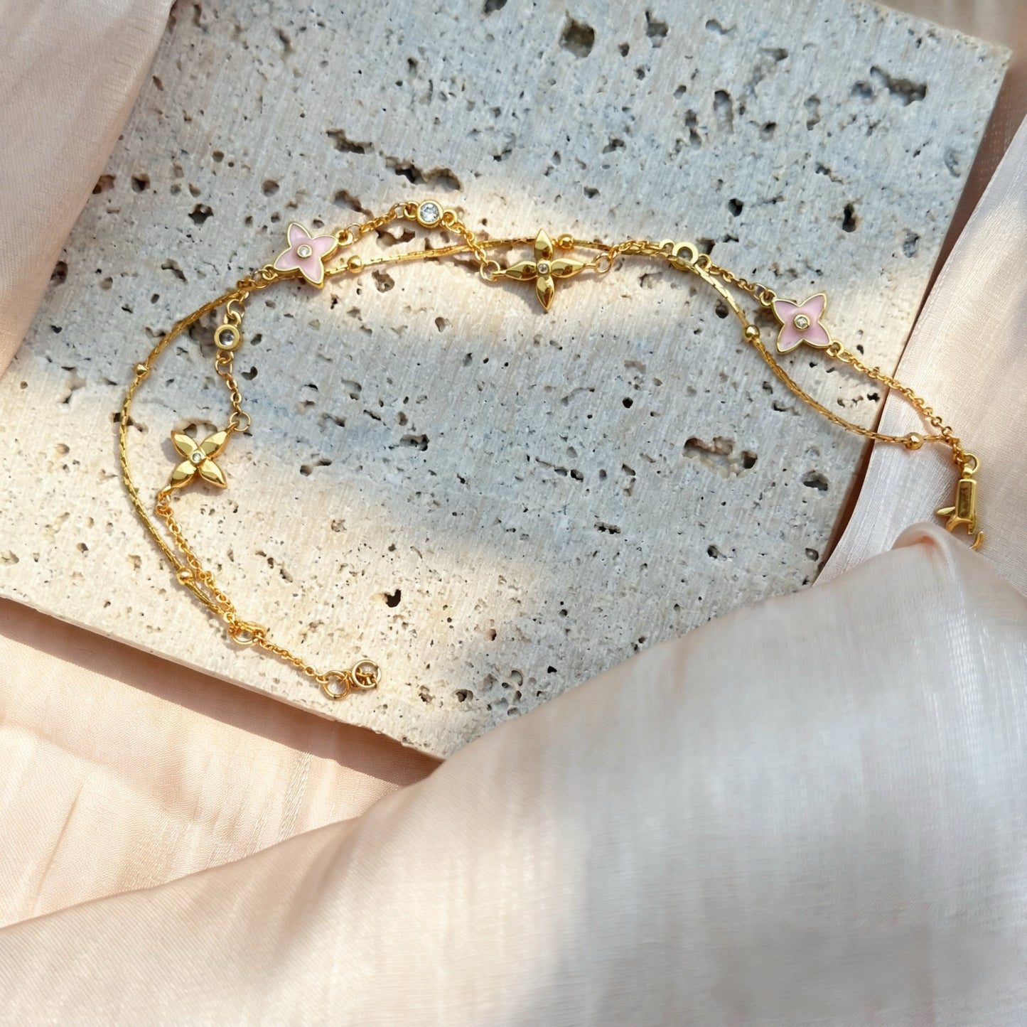 Armband mit rosa Emailleblume, 18 Karat vergoldet