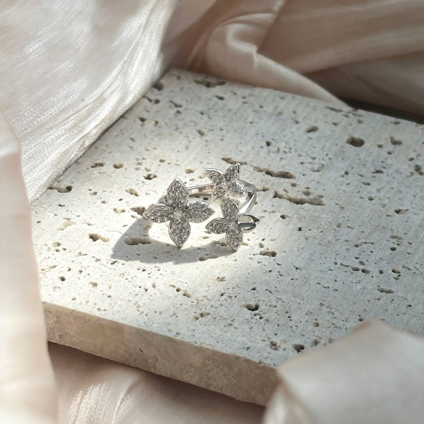 Verstellbarer Ring mit silbernem Schmetterlingsmotiv