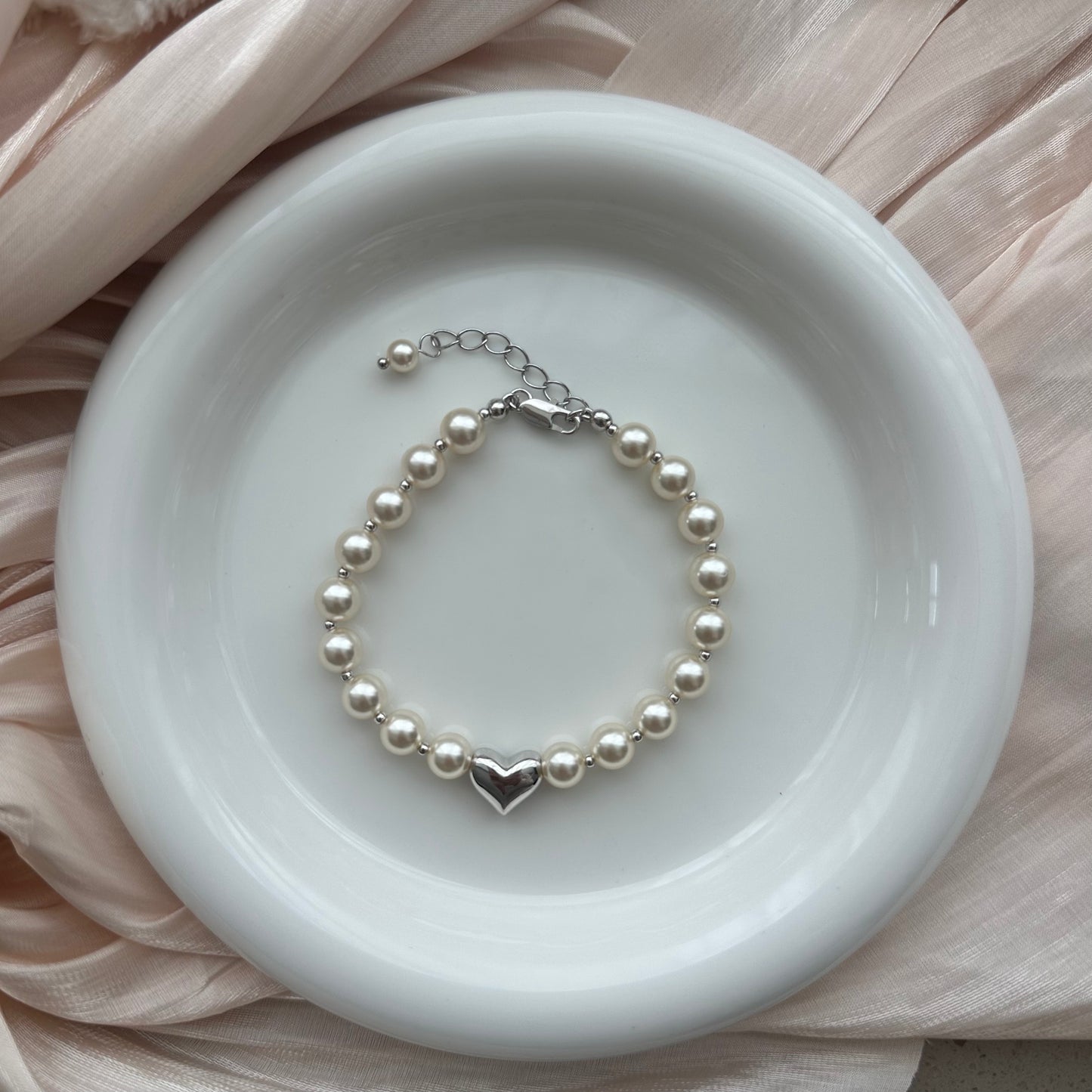 Herzförmiges Perlenarmband in 925er Silberplattierung