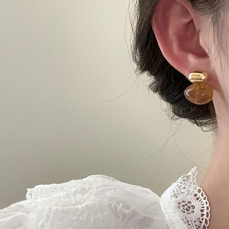 Moderne Ohrhänger aus Bernsteinharz mit goldfarbenen Akzenten – Ohrstecker aus 925er Sterlingsilber