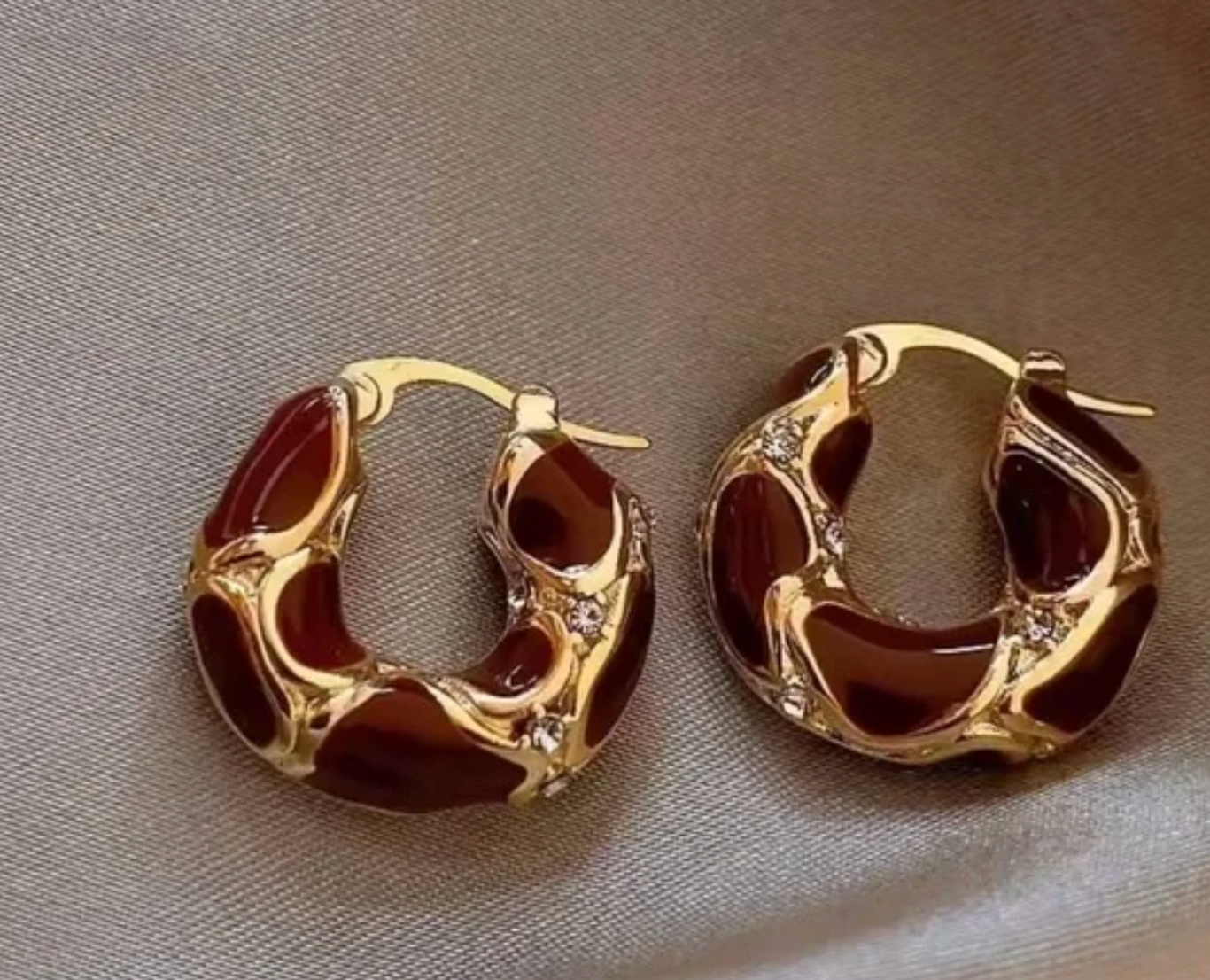 Auffällige, skulpturale Creolen mit roter Emaille – Ohrstecker aus 925er Sterlingsilber