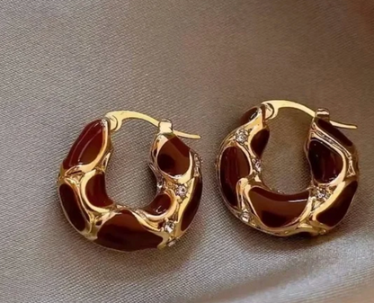 Auffällige, skulpturale Creolen mit roter Emaille – Ohrstecker aus 925er Sterlingsilber