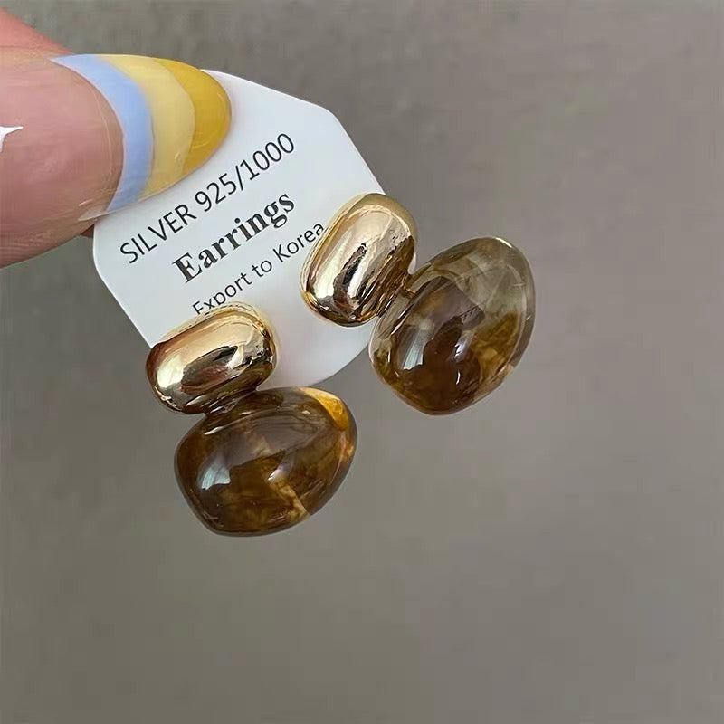 Moderne Ohrhänger aus Bernsteinharz mit goldfarbenen Akzenten – Ohrstecker aus 925er Sterlingsilber