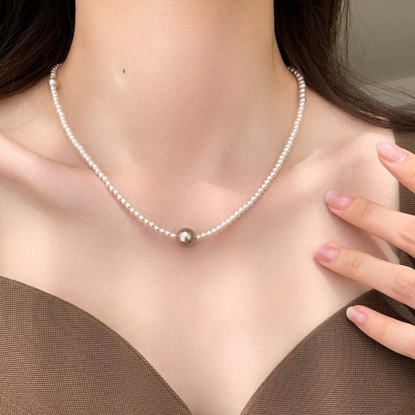 Minimal Pearl Necklace with Coffee Center Pearl