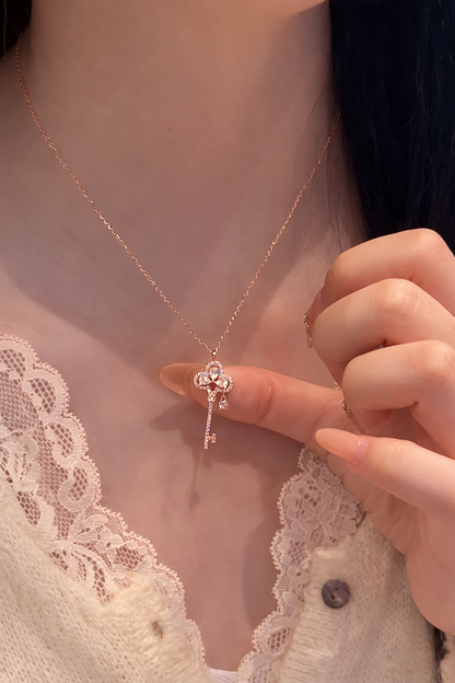 Halskette mit Schlüsselanhänger aus Roségold, 18 Karat vergoldet