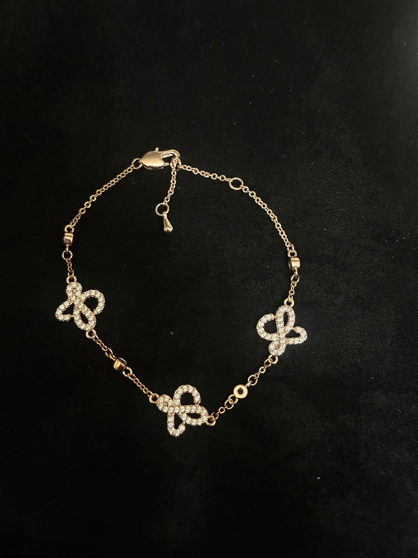 Zartes, 18 Karat vergoldetes Schmetterlingskettenarmband in Roségold 