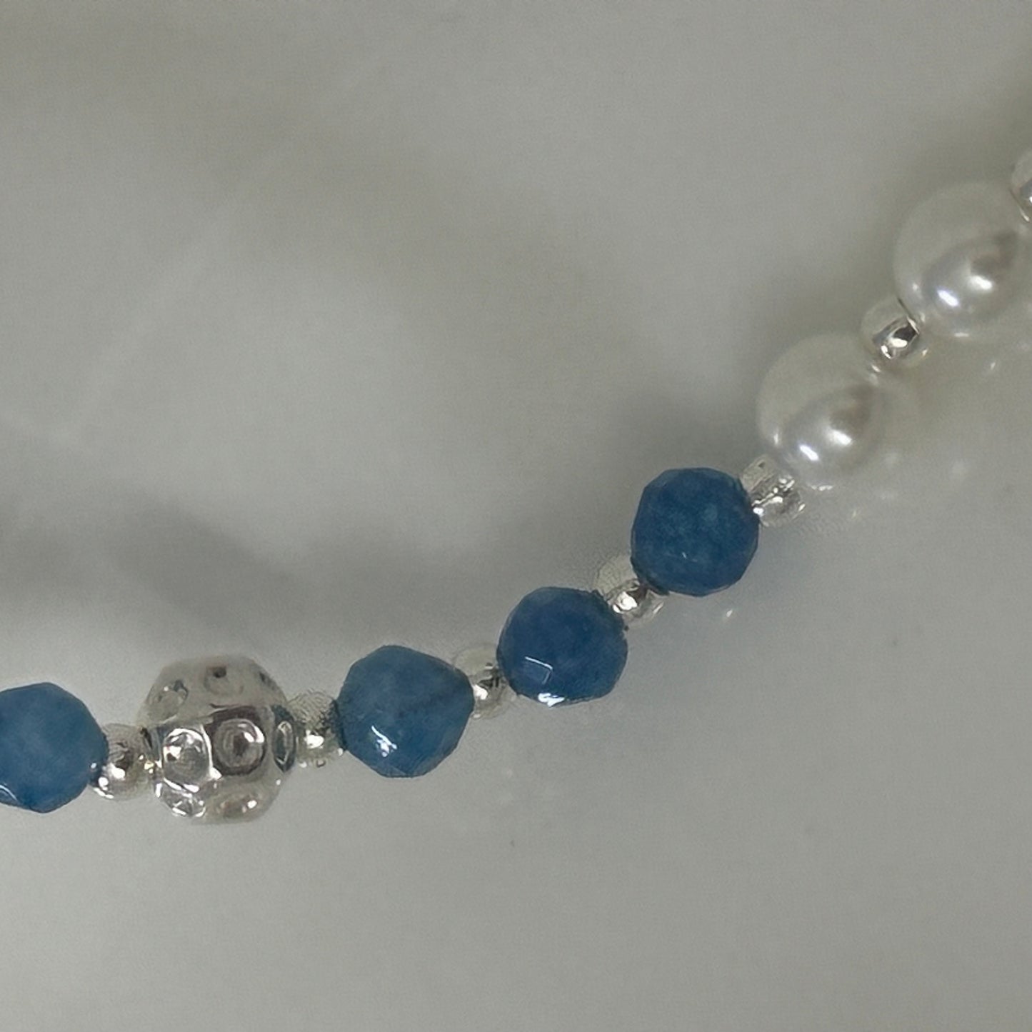 Mehrlagige Halskette aus natürlichen blauen Kristallperlen