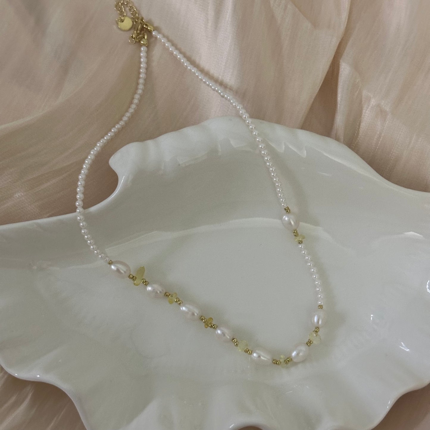 Halskette aus Citrin und Süßwasserperlen 