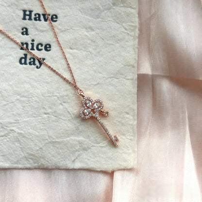 Halskette mit Schlüsselanhänger aus Roségold, 18 Karat vergoldet