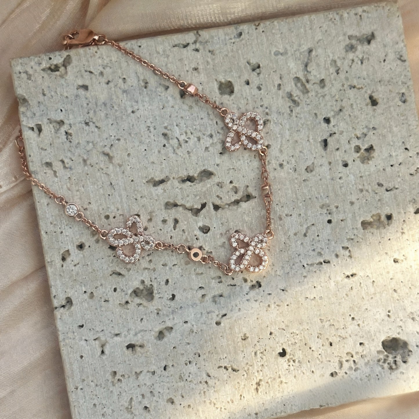 Zartes, 18 Karat vergoldetes Schmetterlingskettenarmband in Roségold 