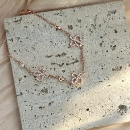 Zartes, 18 Karat vergoldetes Schmetterlingskettenarmband in Roségold 