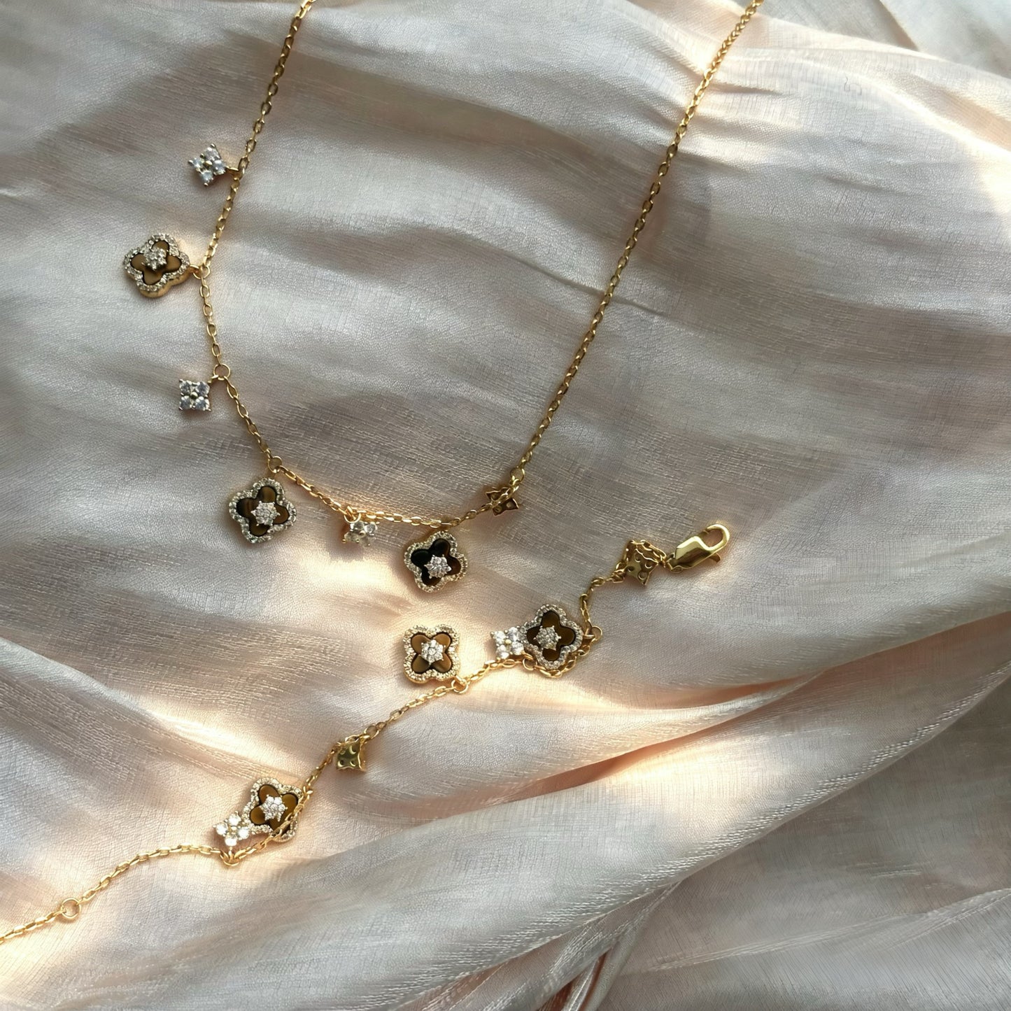 Tigeraugen-Kleeblatt-Schmuckset – Halskette und Armband, 18 Karat vergoldet