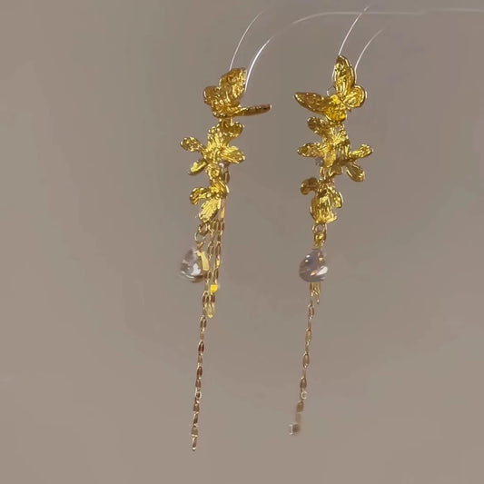 Goldene Statement-Ohrhänger mit Schmetterlingsmotiv und Kristallakzenten – Ohrstecker aus 925er Sterlingsilber