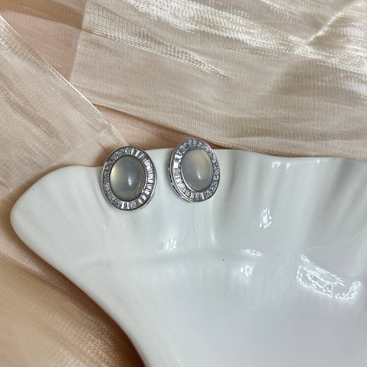 Ovale Mondstein-Halo-Ohrstecker mit Stiften aus 925er Sterlingsilber