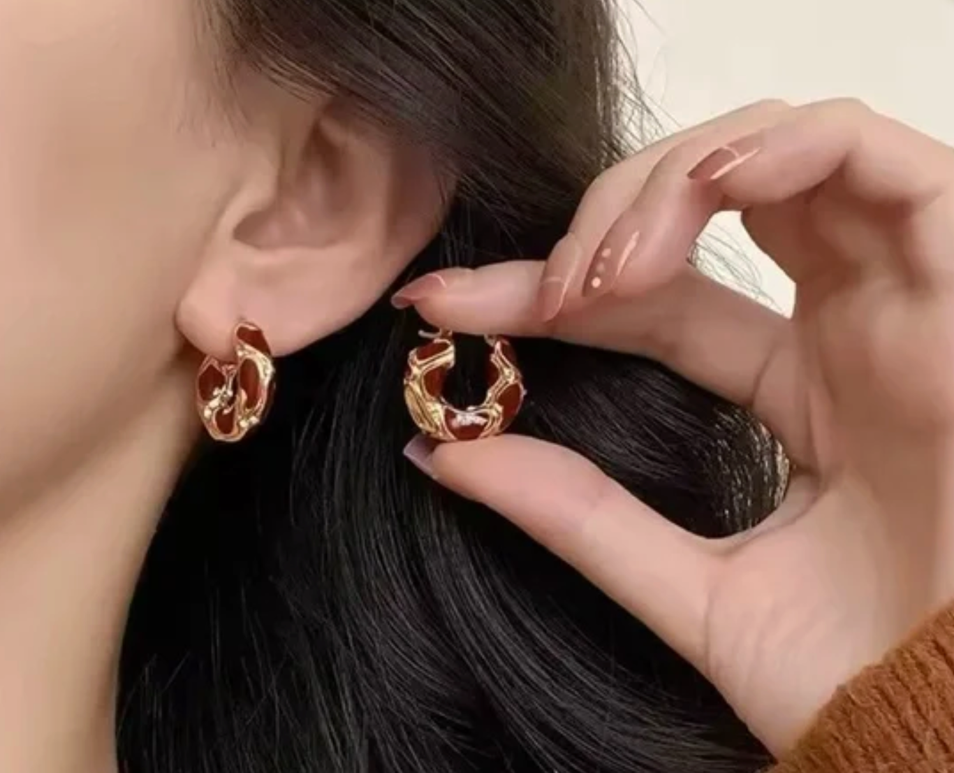 Auffällige, skulpturale Creolen mit roter Emaille – Ohrstecker aus 925er Sterlingsilber