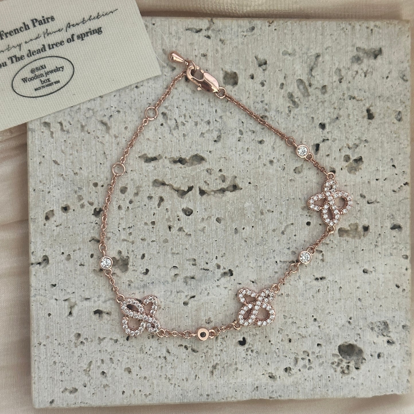 Zartes, 18 Karat vergoldetes Schmetterlingskettenarmband in Roségold 