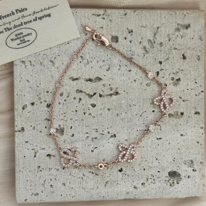 Zartes, 18 Karat vergoldetes Schmetterlingskettenarmband in Roségold 