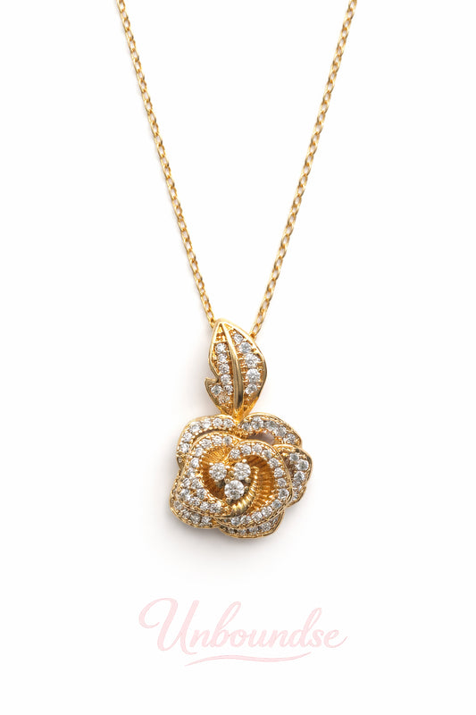 Halskette mit Rosenanhänger, 18 Karat vergoldet