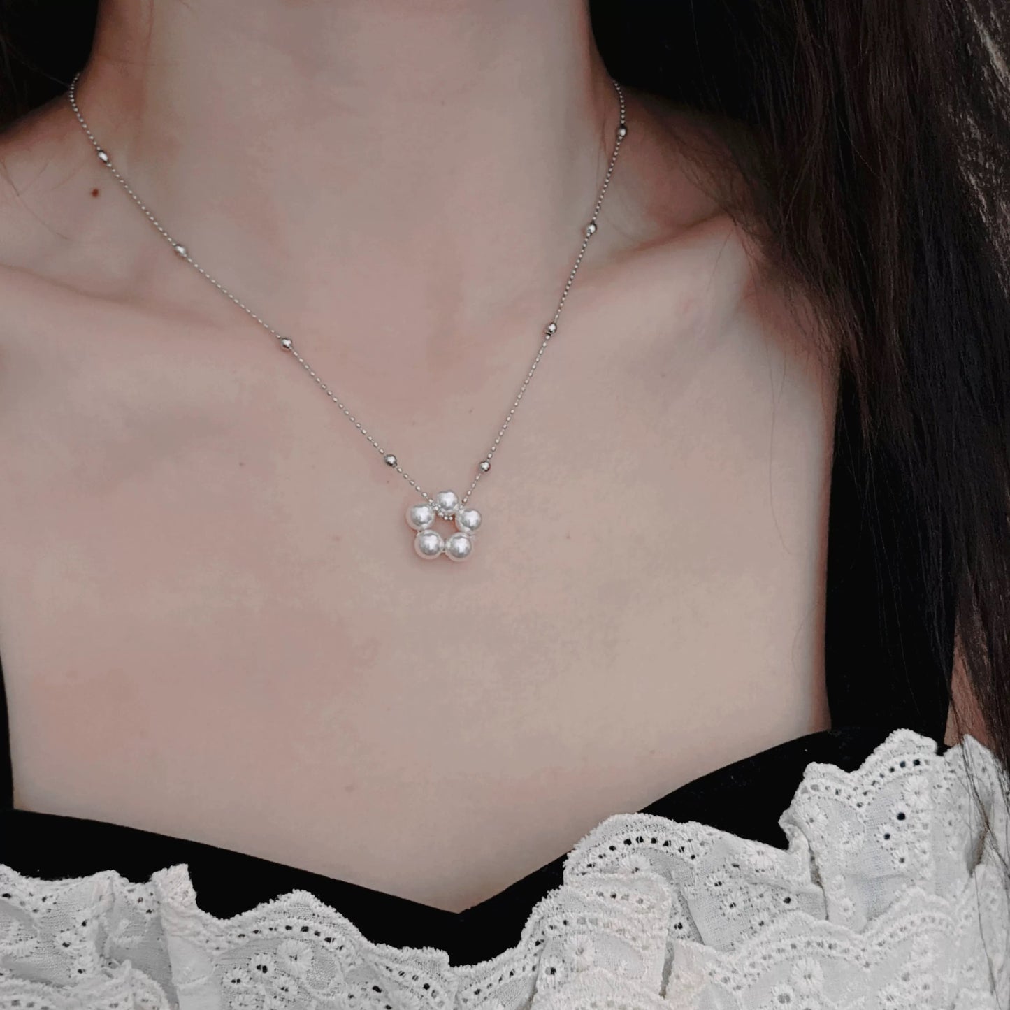 Delicate Pearl Flower Pendant Necklace