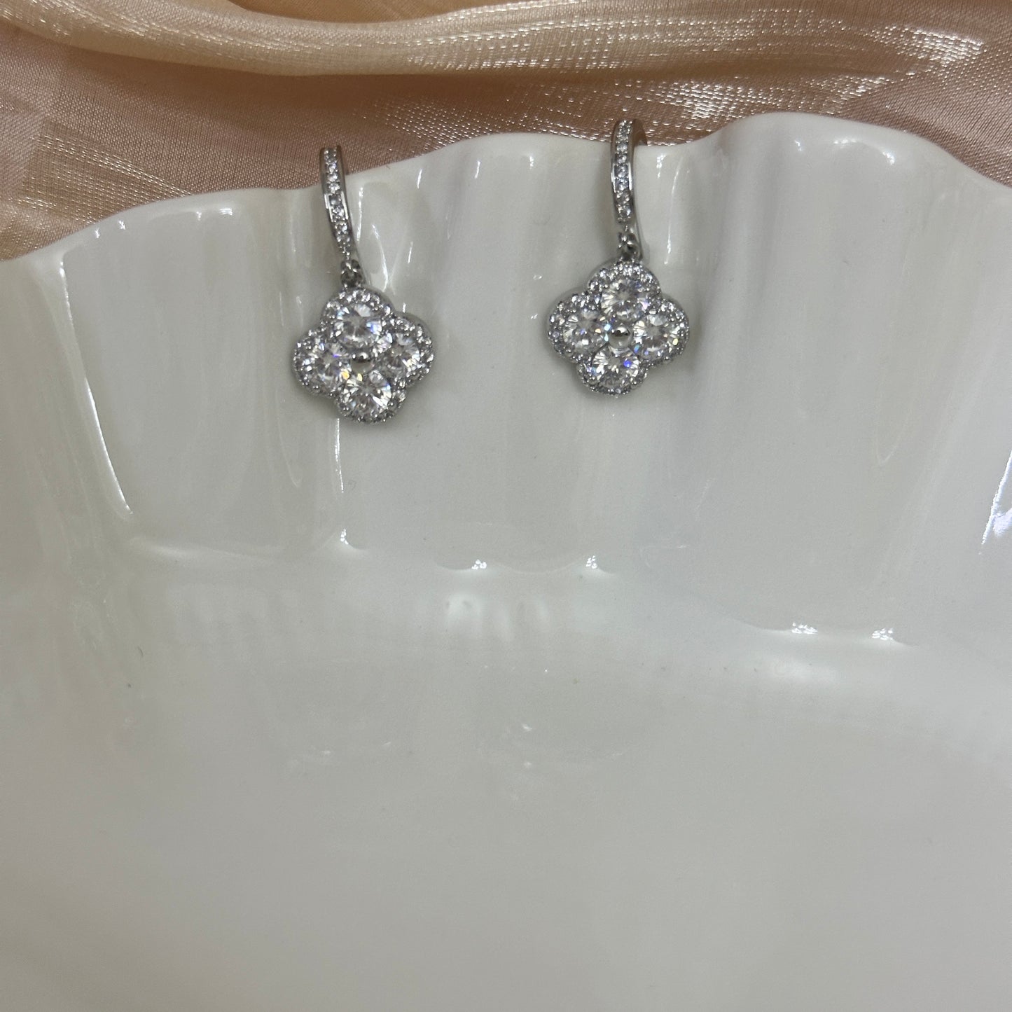 Funkelnde Kleeblatt-Ohrhänger mit 925er Silbersteckern