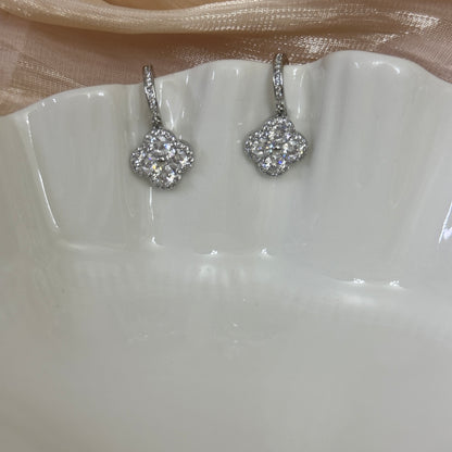 Funkelnde Kleeblatt-Ohrhänger mit 925er Silbersteckern